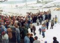 Wenige Monate später: Die Grenze in Mödlareuth ist offen. Viele Menschen strömen aus der DDR nach Bayern.