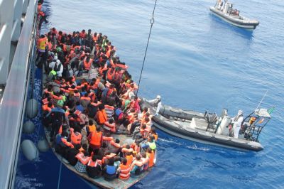 Bilder wie diese werden im Sommer 2015 um die Welt gehen: Geflüchtete werden von einem überfüllten Boot auf dem Mittelmeer gerettet.